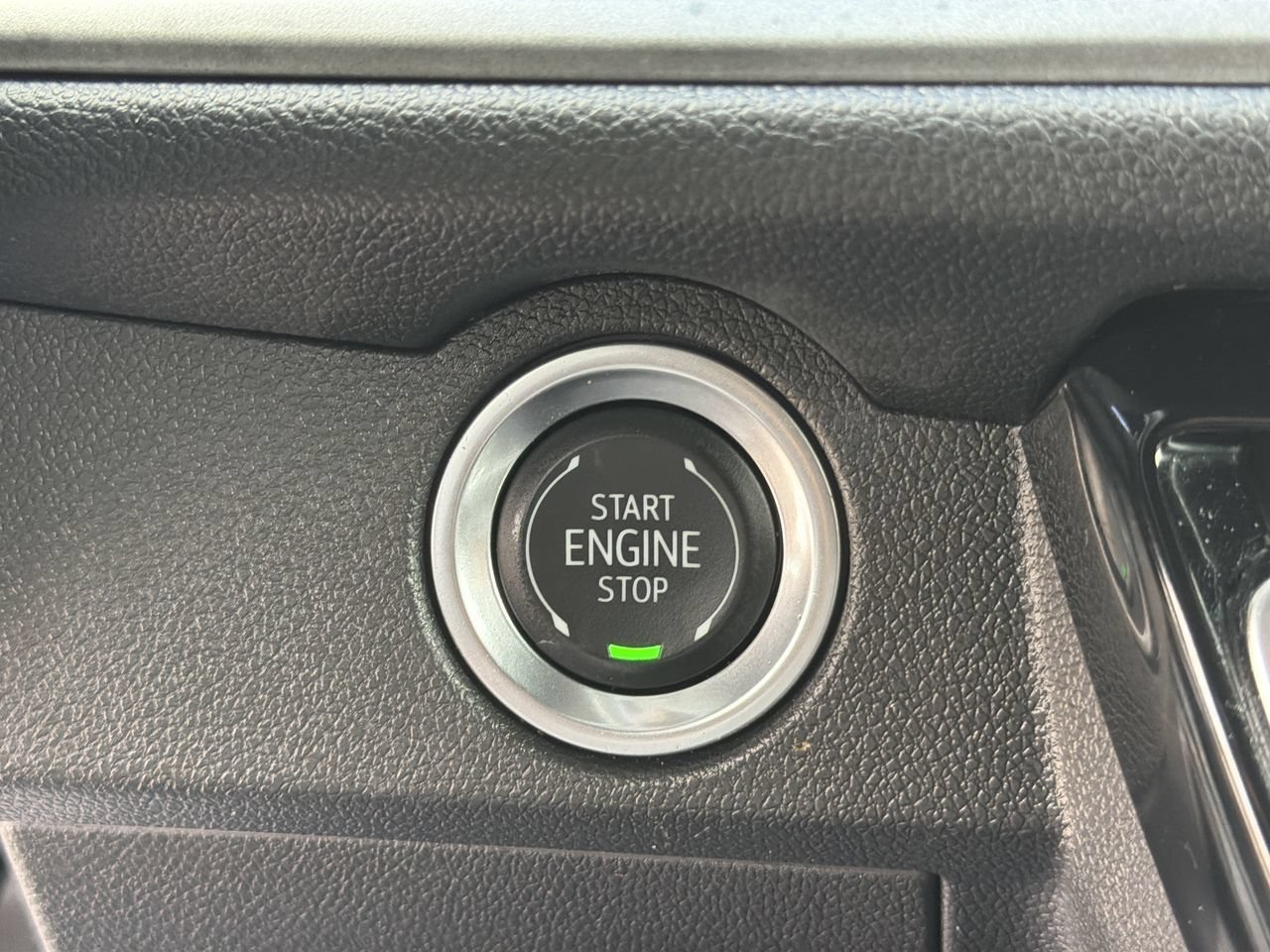Used 2025 Summit White Chevrolet LT image 31