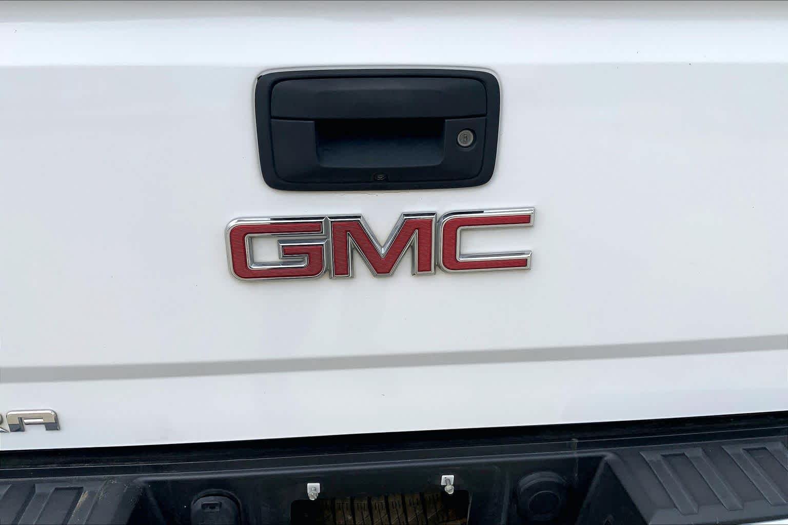 Used 2015 Summit White GMC SLE image 33