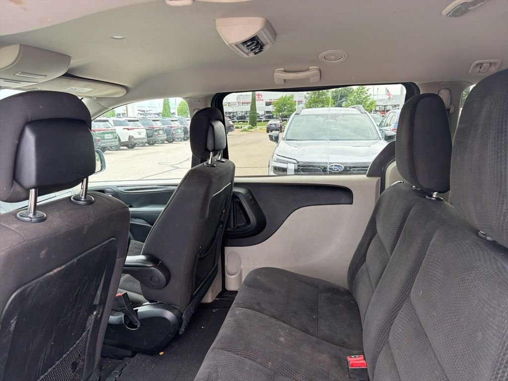 Used 2018 Gray Dodge SE image 6