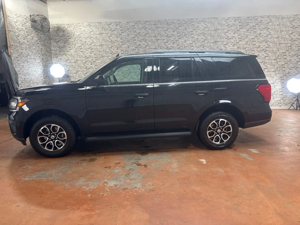 Used 2022 Agate Black Metallic Ford XLT image 4