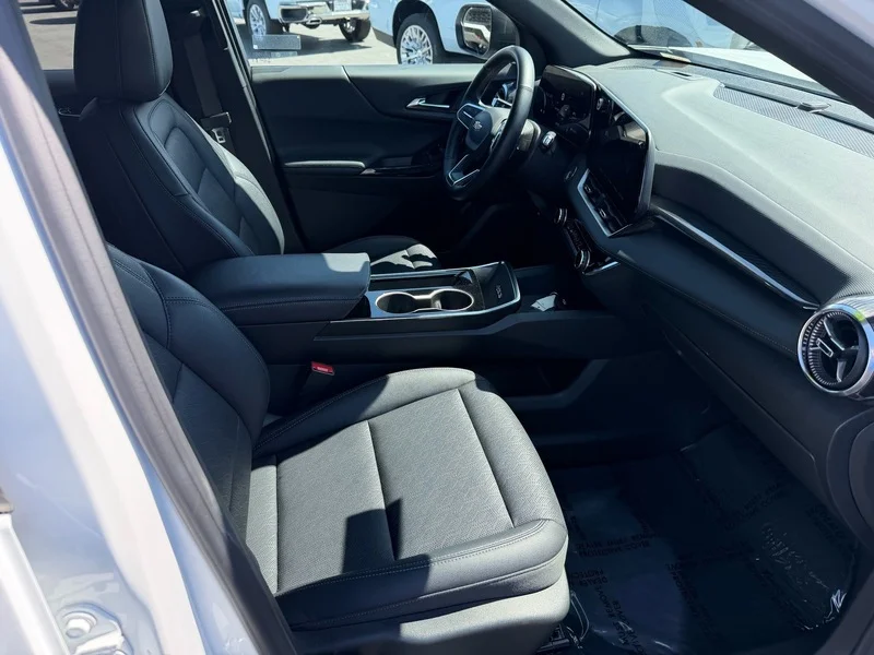 Used 2025 Summit White Chevrolet LT image 18
