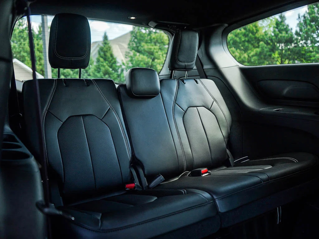 New 2027 Diamond Black Crystal Pearlcoat Chrysler Select image 13