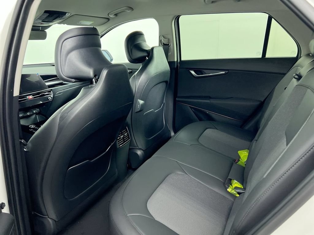 New 2026 Snow White Pearl Kia WIND image 26