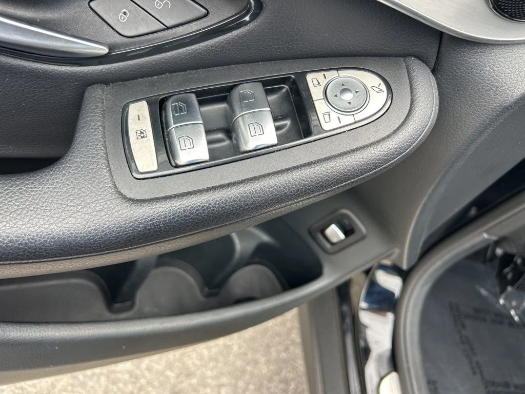 Used 2022 Black Mercedes-Benz GLC 300 image 33