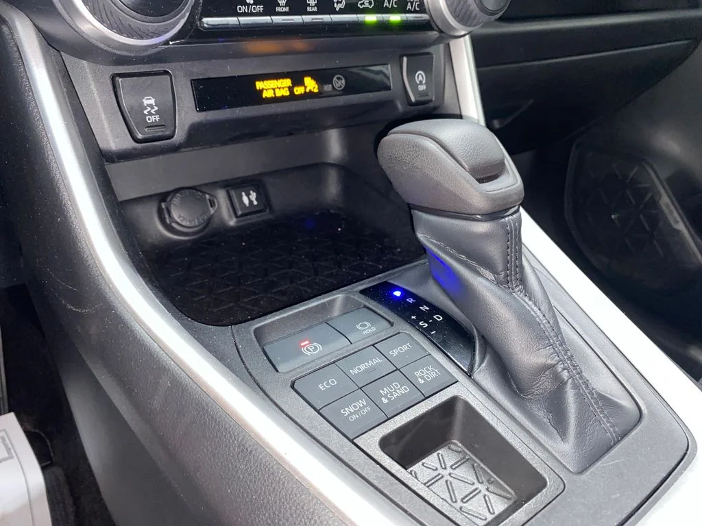 Used 2019 White Toyota LE image 19