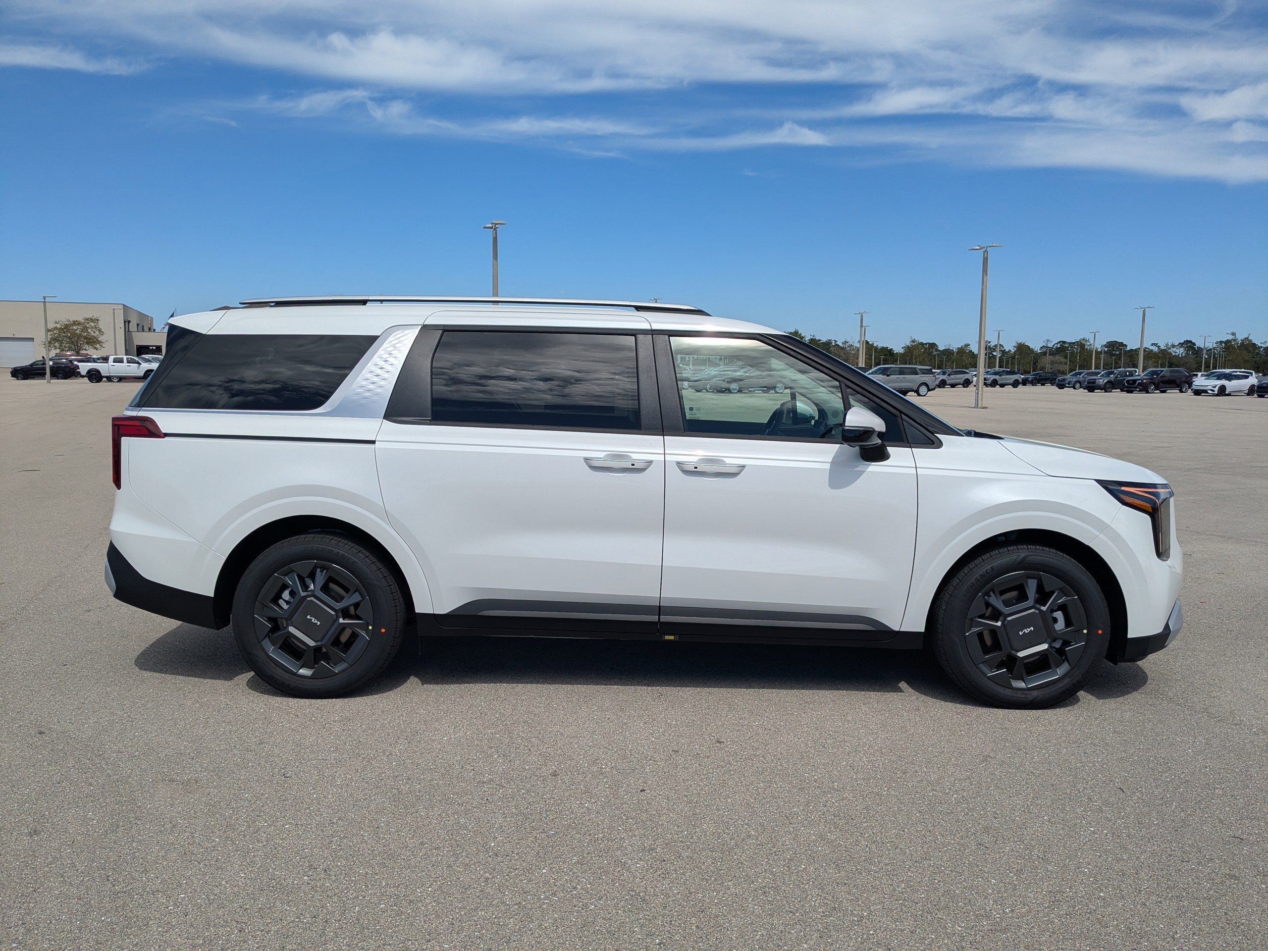 New 2026 Snow White Pearl Kia EX image 4
