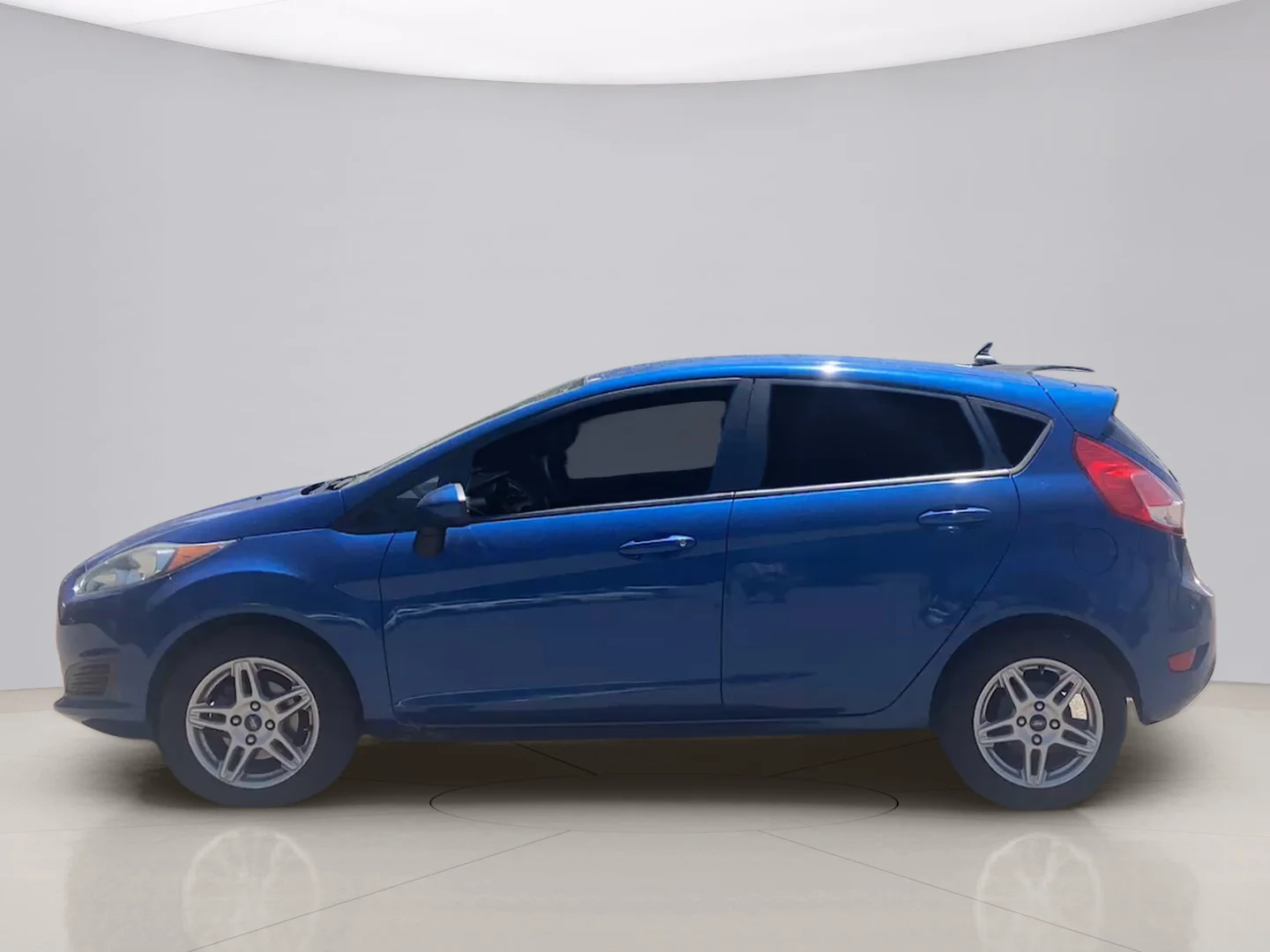 Used 2018 Blue Ford SE image 2