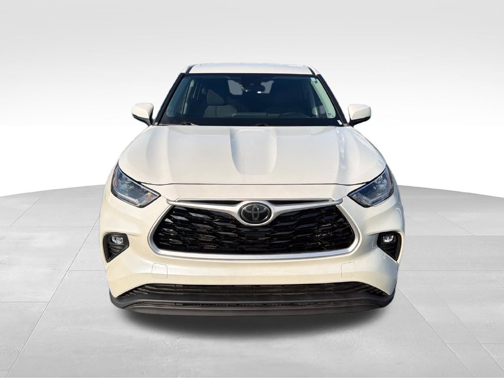 Used 2021 White Toyota LE image 8