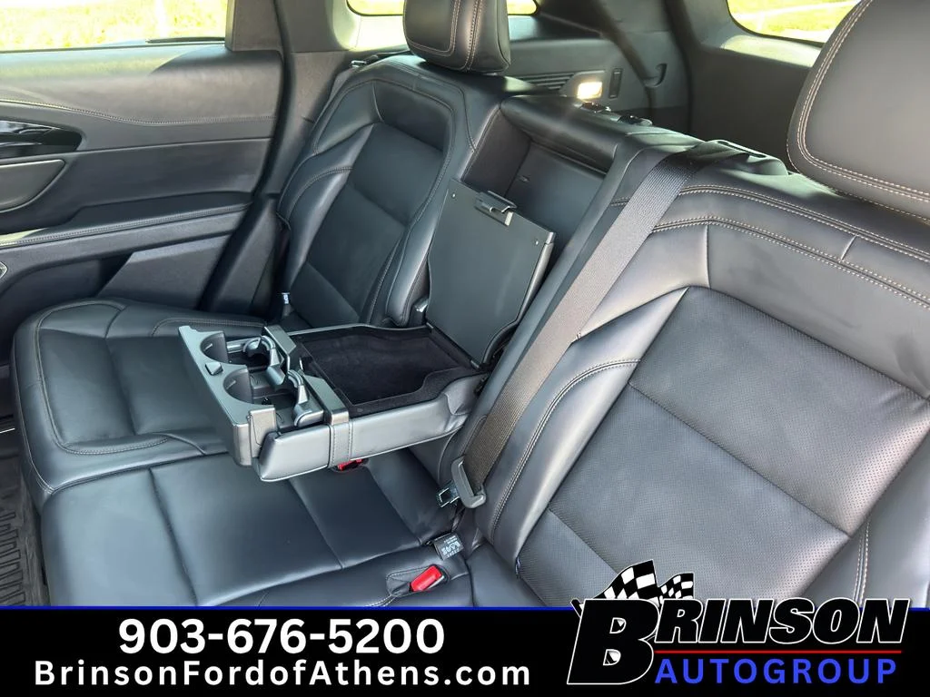 Used 2024 White Platinum Tri-Coat Metallic Lincoln Premiere image 17