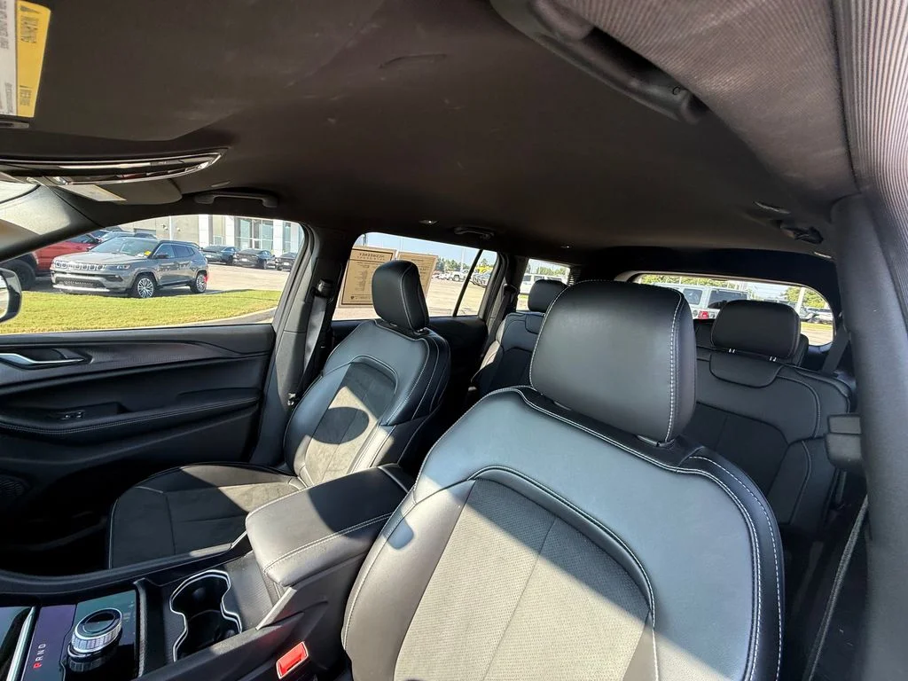 Used 2025 White Jeep Altitude image 21