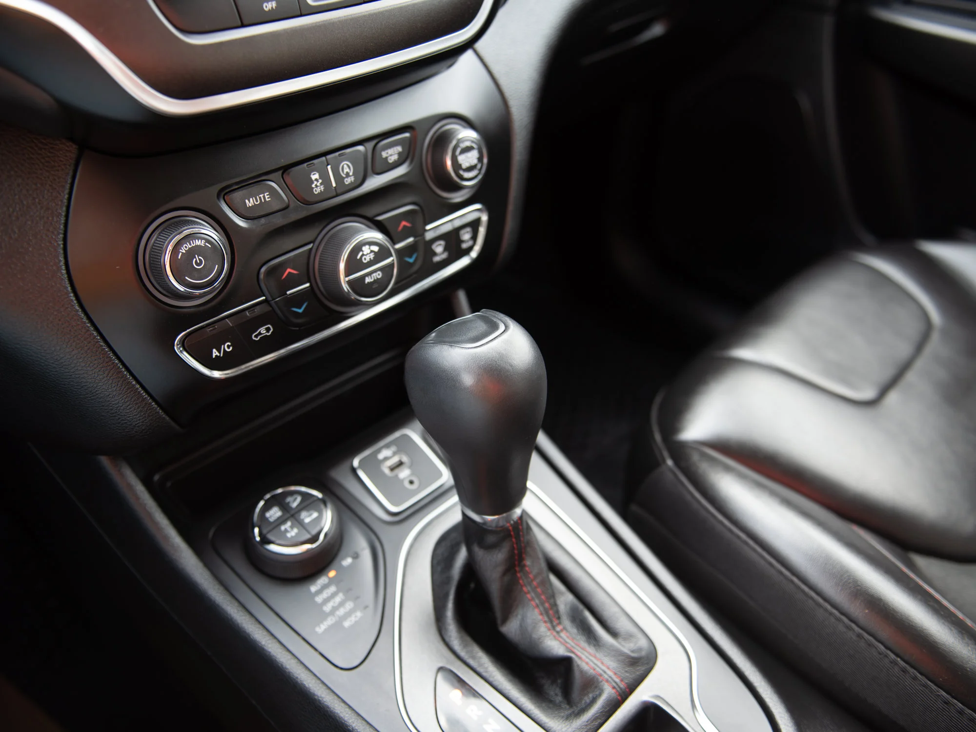 Used 2020 Silver Jeep Trailhawk* 4x4, Panoramic Roof, Trailer Tow Group, Remote Start image 24