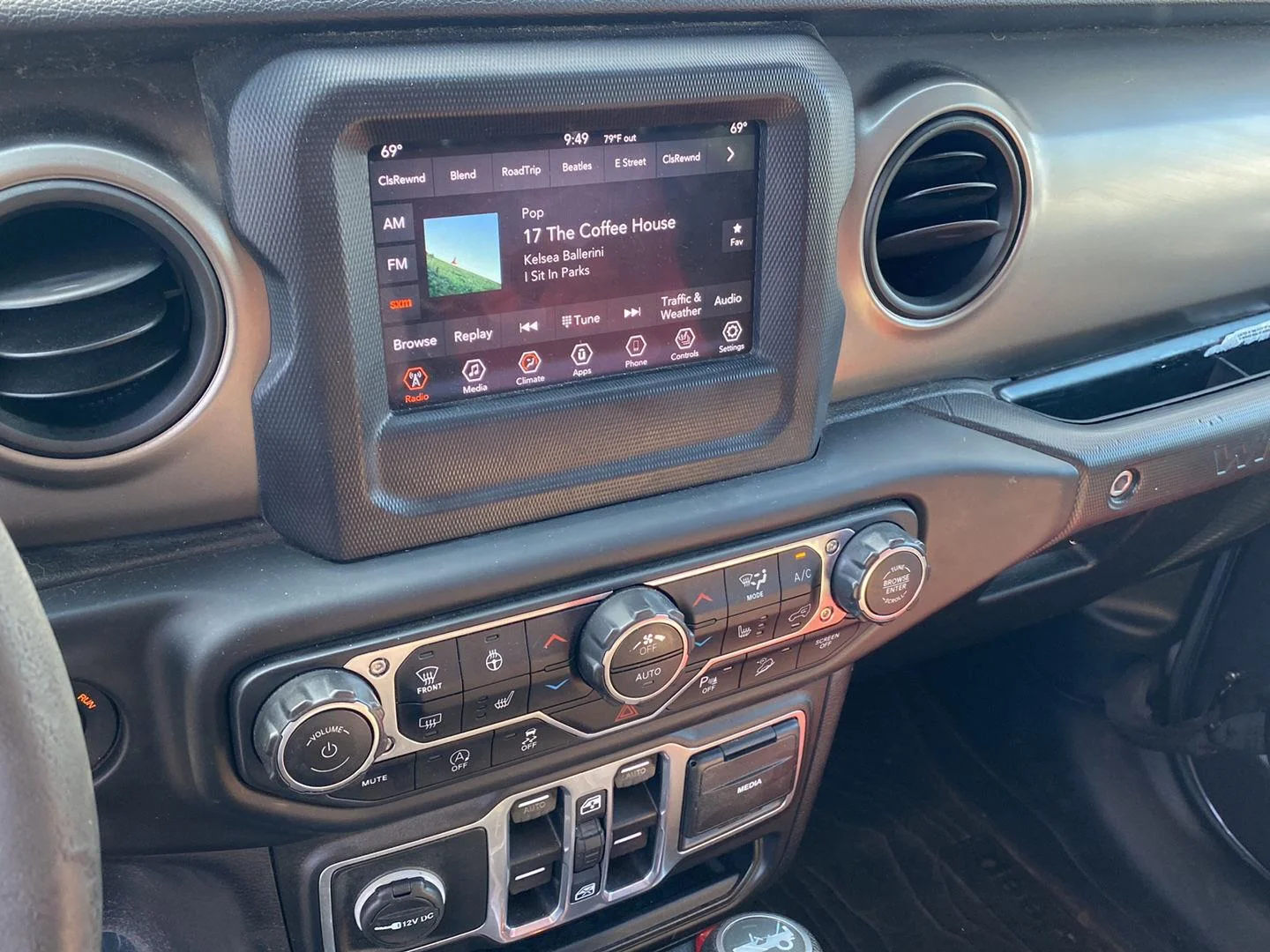 Used 2018 Granite Crystal Metallic Clearcoat Jeep Sport S image 4