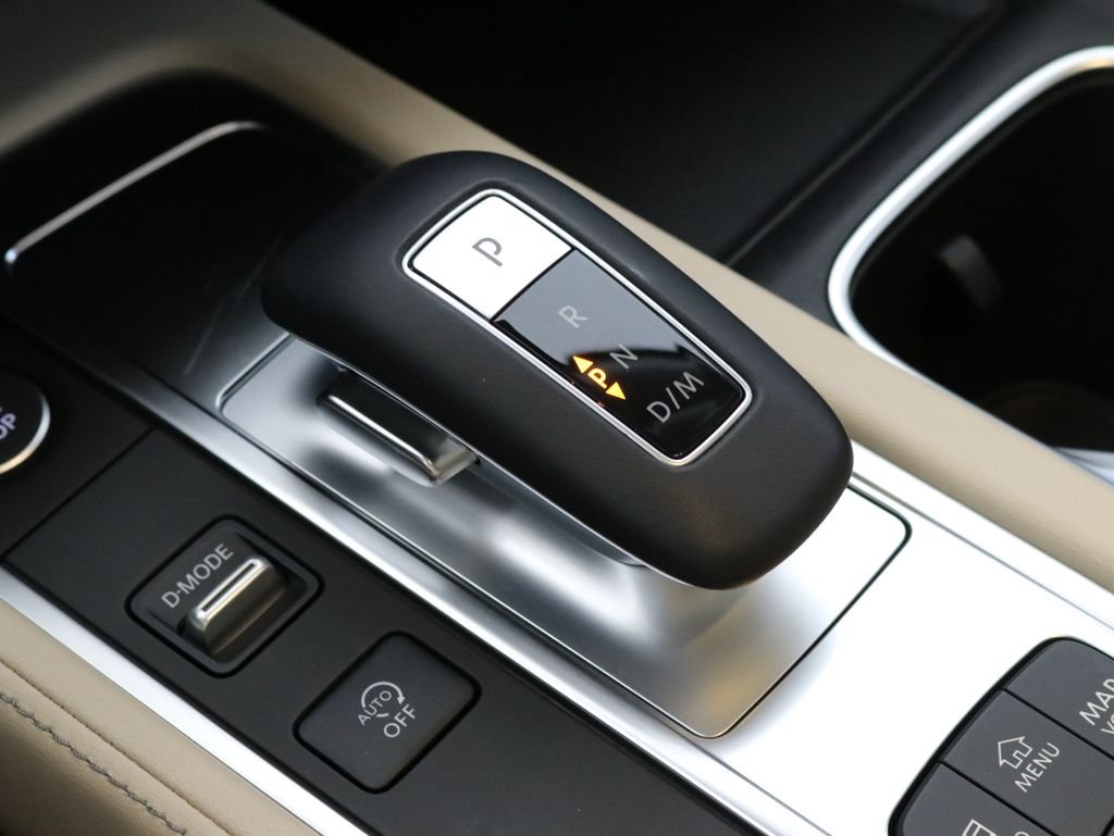 Used 2023 White INFINITI LUXE image 13