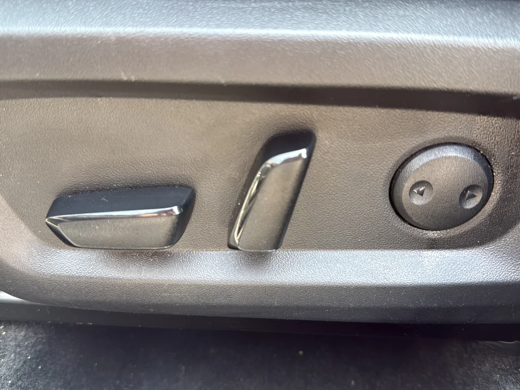 Used 2024 Silver Mitsubishi SE image 19