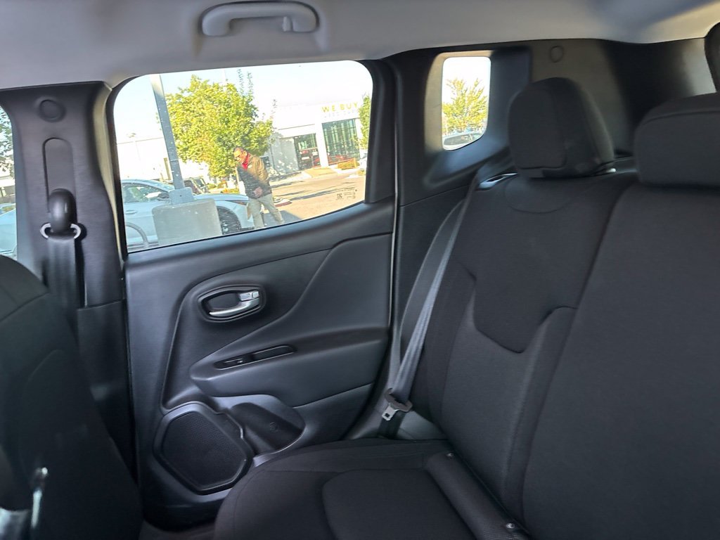 Used 2023 White Jeep Latitude image 28