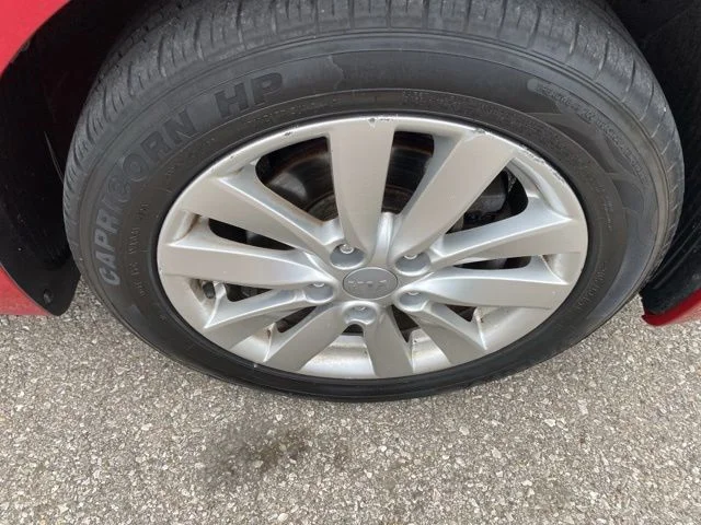 Used 2015 Red Kia EX image 30