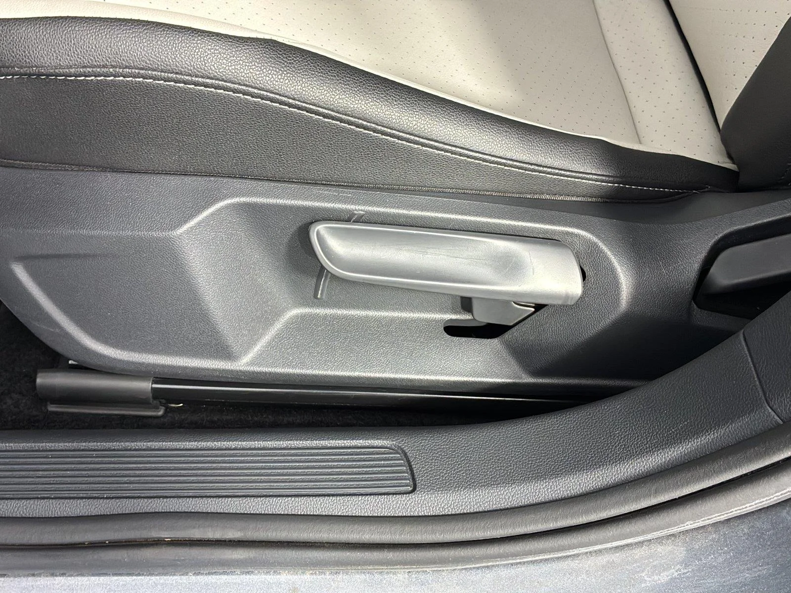 Used 2019 Platinum Gray Metallic Volkswagen R-Line image 17