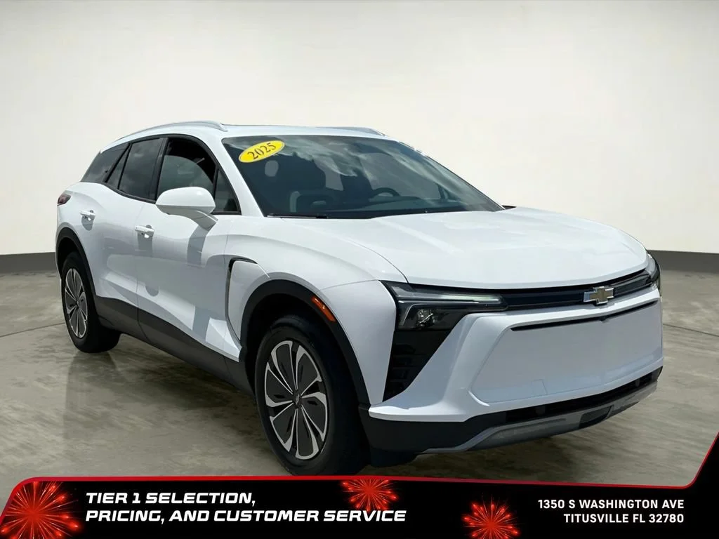 Used 2025 Summit White Chevrolet LT image 12