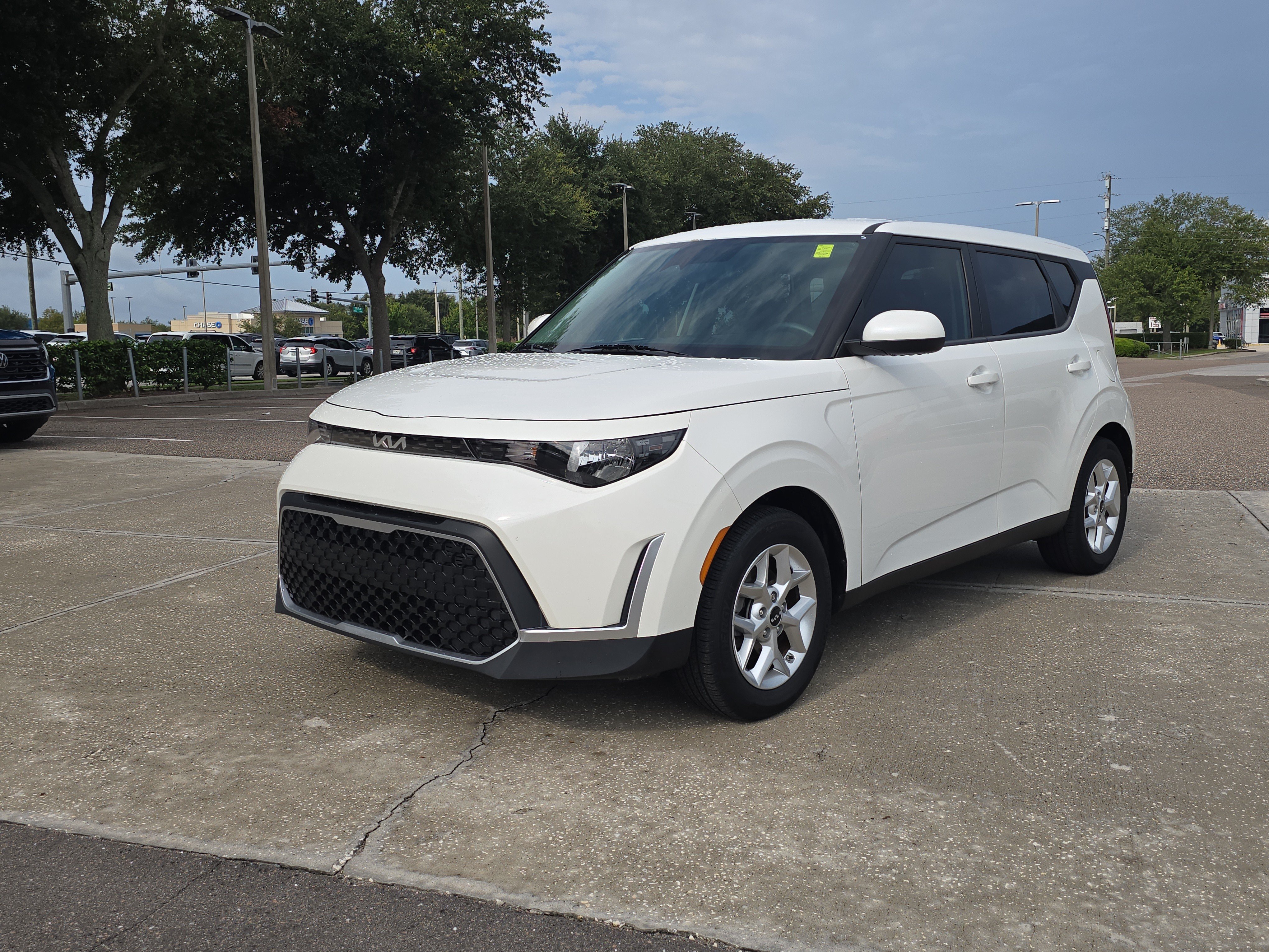 Used 2024 Snow White Pearl Kia LX image 4