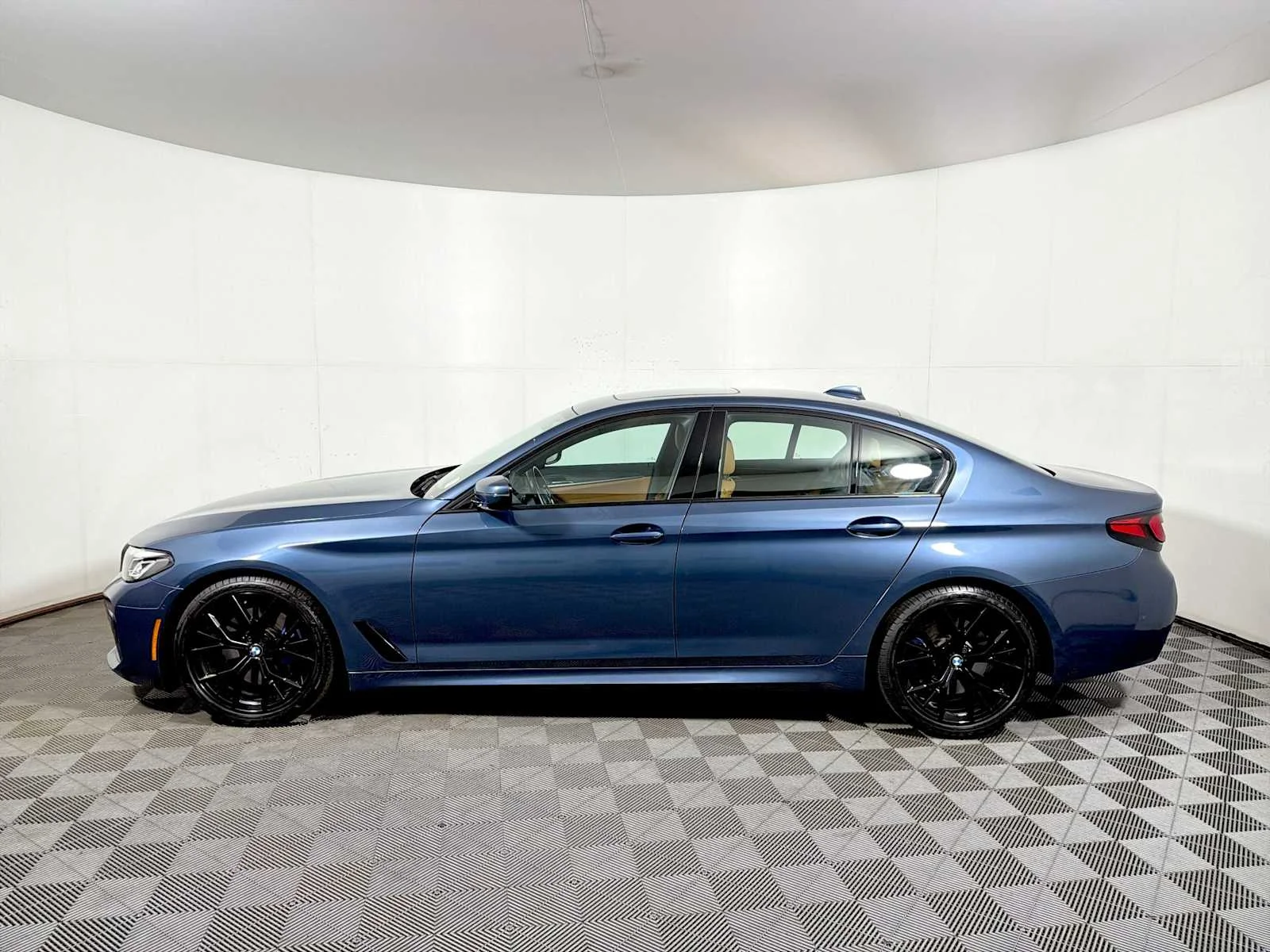 2023 BMW 5 Series 530i - Photo 4