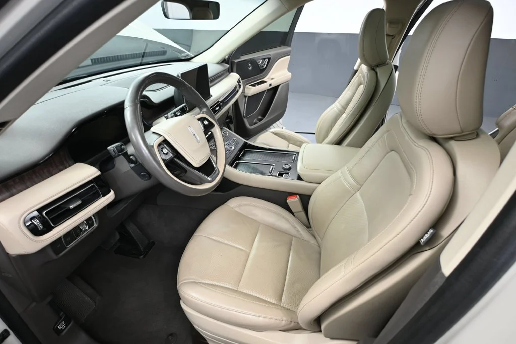 Used 2023 White Lincoln Reserve image 17