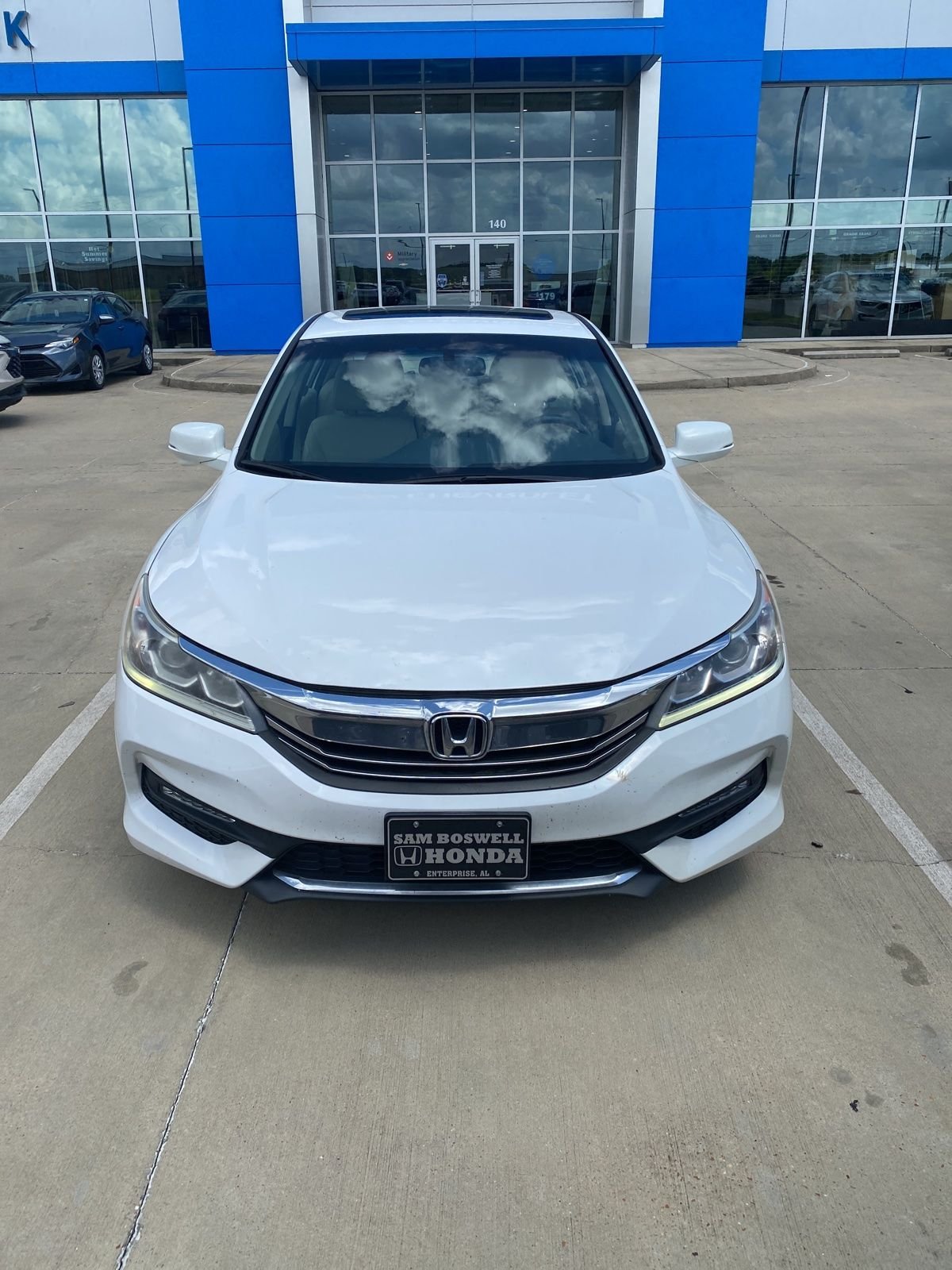 Used 2017 White Honda EX-L image 2