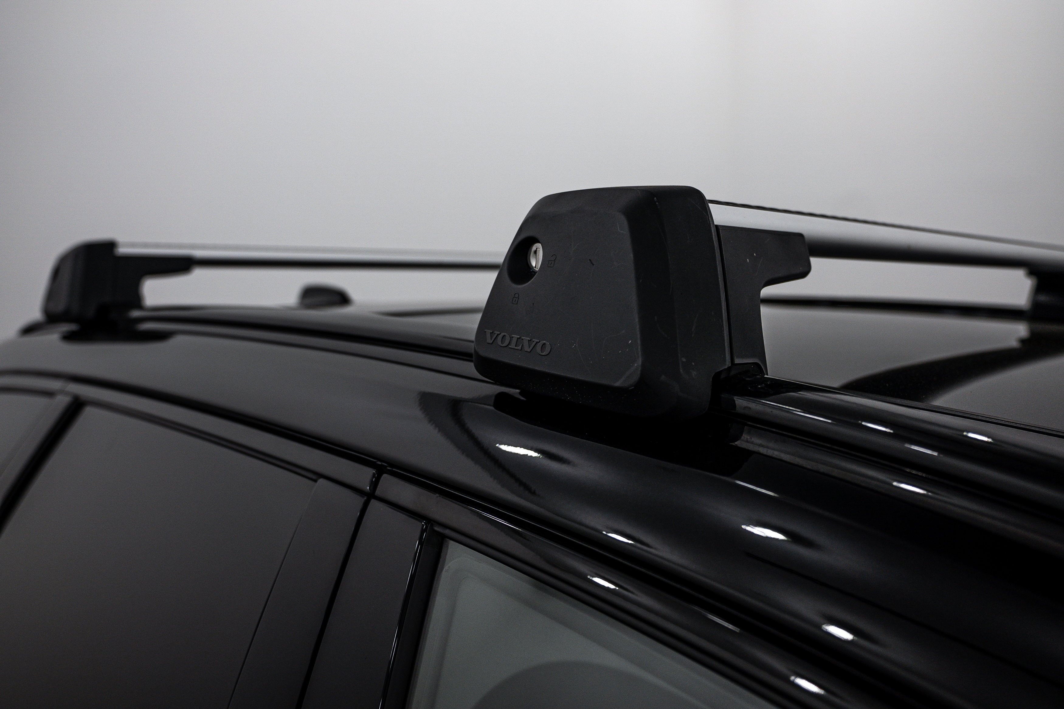 Used 2023 Onyx Black Metallic Volvo Ultimate Dark Theme image 8