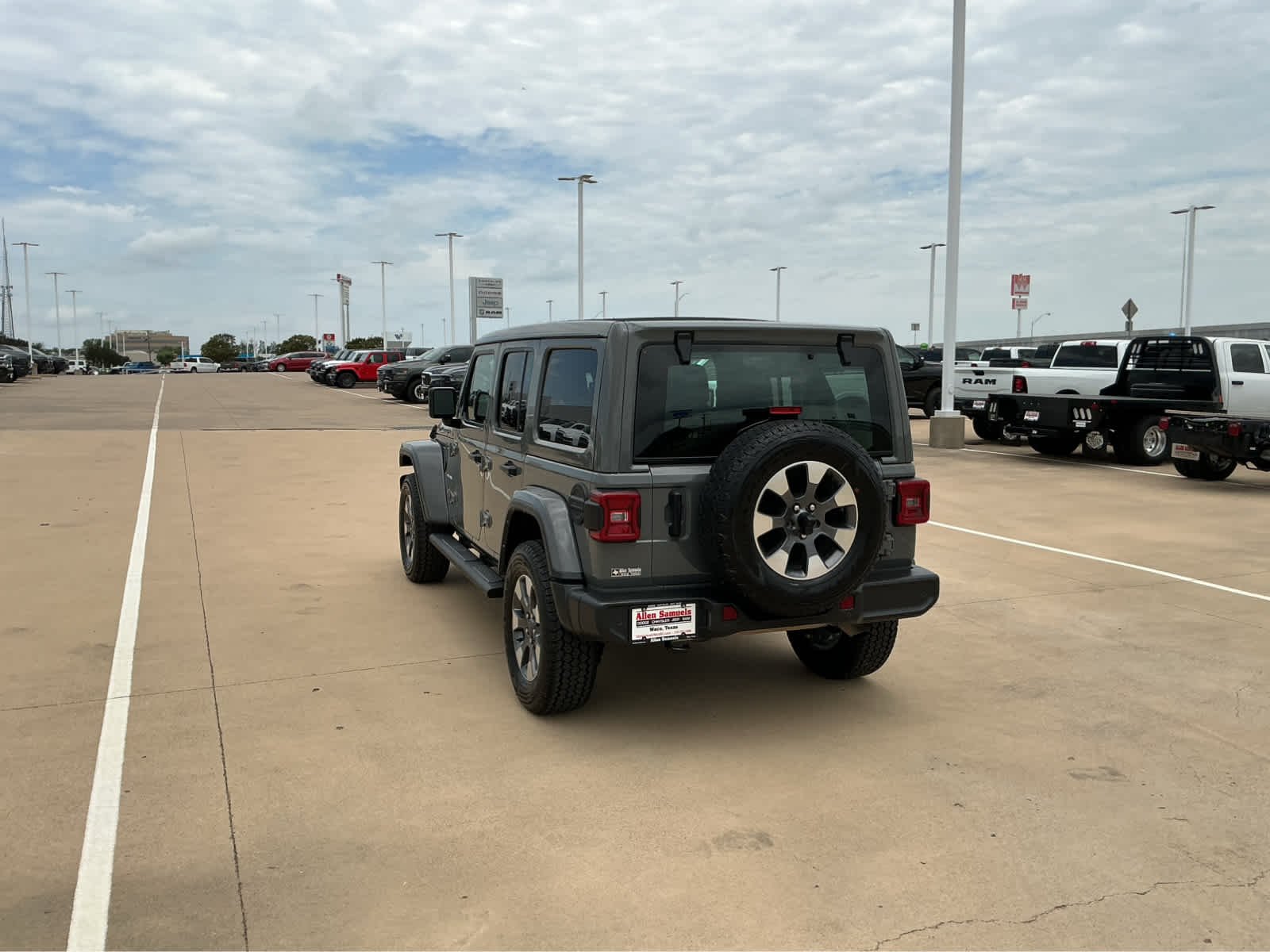 Used 2022 Sting-Gray Clearcoat Jeep Unlimited Sahara image 8