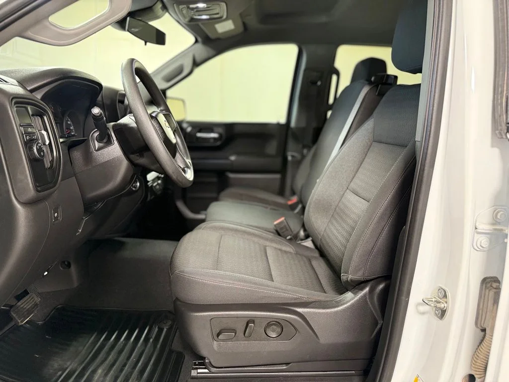 Used 2024 White Chevrolet Custom image 12