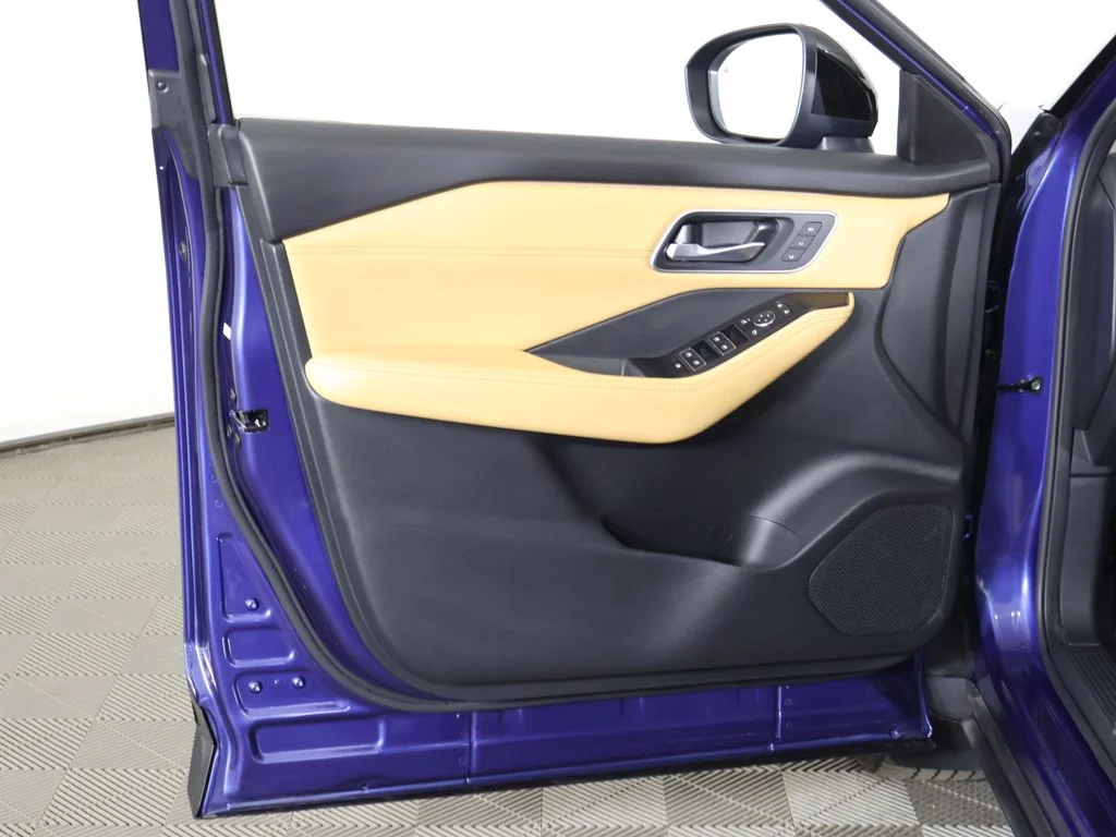 Used 2023  Nissan Platinum image 26
