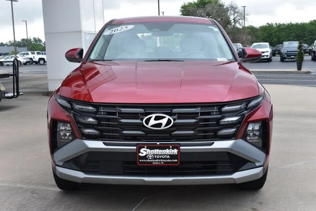 Used 2025 Red Hyundai SE image 3
