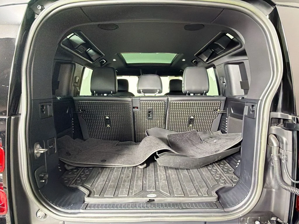 Used 2023 Black Land Rover X-Dynamic SE image 28