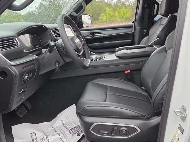 New 2026 Bright White Clear-Coat Exterior Paint Jeep Limited image 6