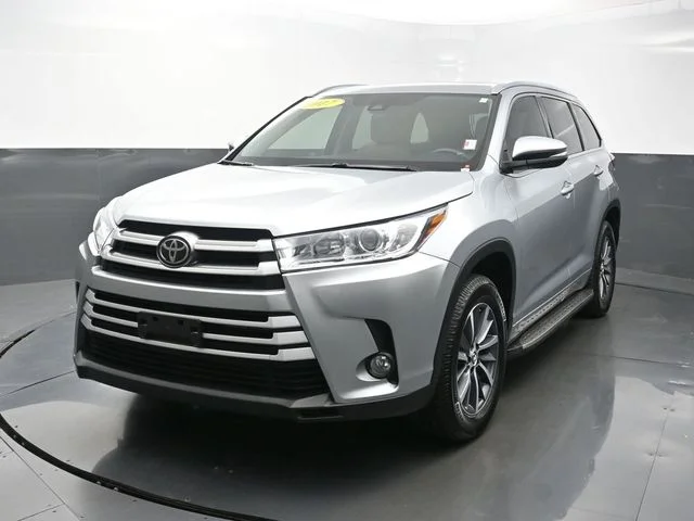 Used 2017 Silver Toyota XLE image 1