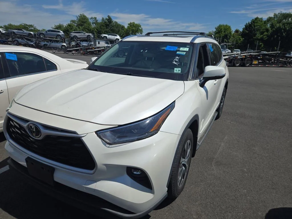 Used 2021 White Toyota XLE image 5