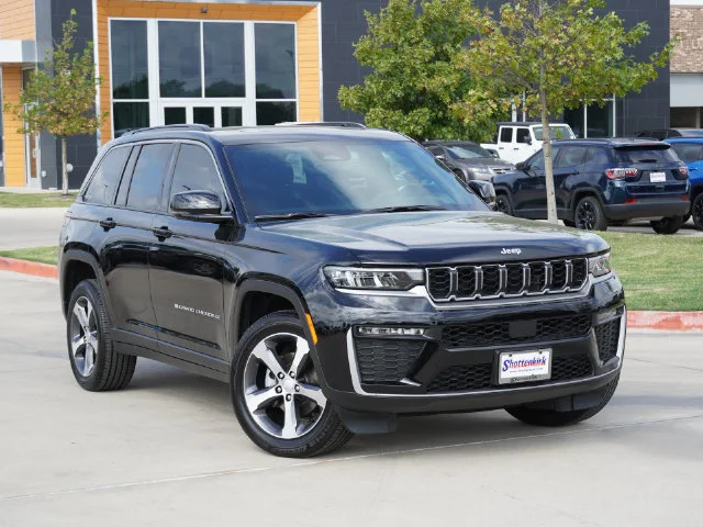 New 2026 Diamond Black Crystal Pearl-Coat Exterior Paint Jeep Limited image 6