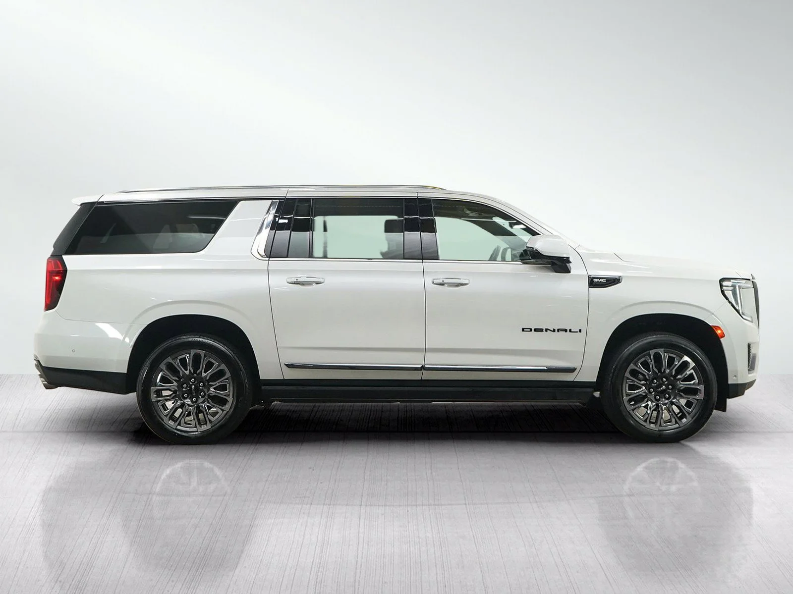 Used 2023 White Frost Tricoat GMC Denali Ultimate image 6
