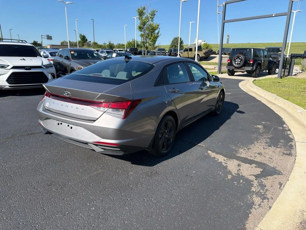 Used 2022 Silver Hyundai SEL image 7