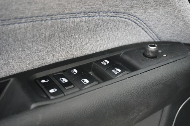 Used 2025 Diamond Black Crystal Pearlcoat Jeep Latitude image 17