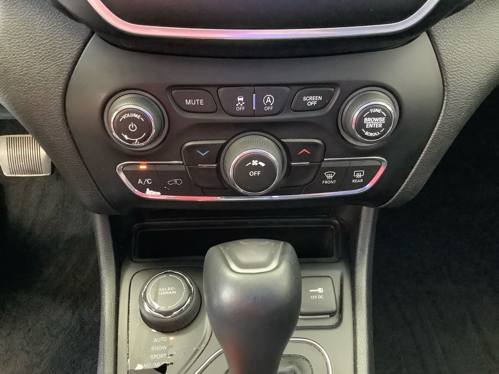 Used 2021 White Jeep Latitude Plus image 29