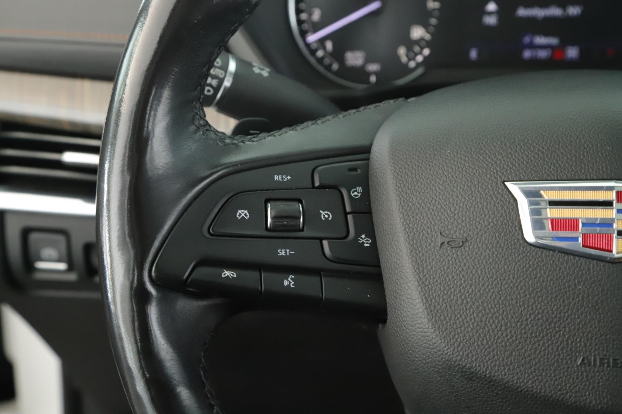 Used 2019 Crystal White Tricoat Cadillac Premium Luxury AWD image 9