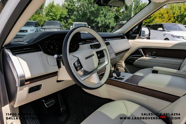 Used 2024  Land Rover SE image 2