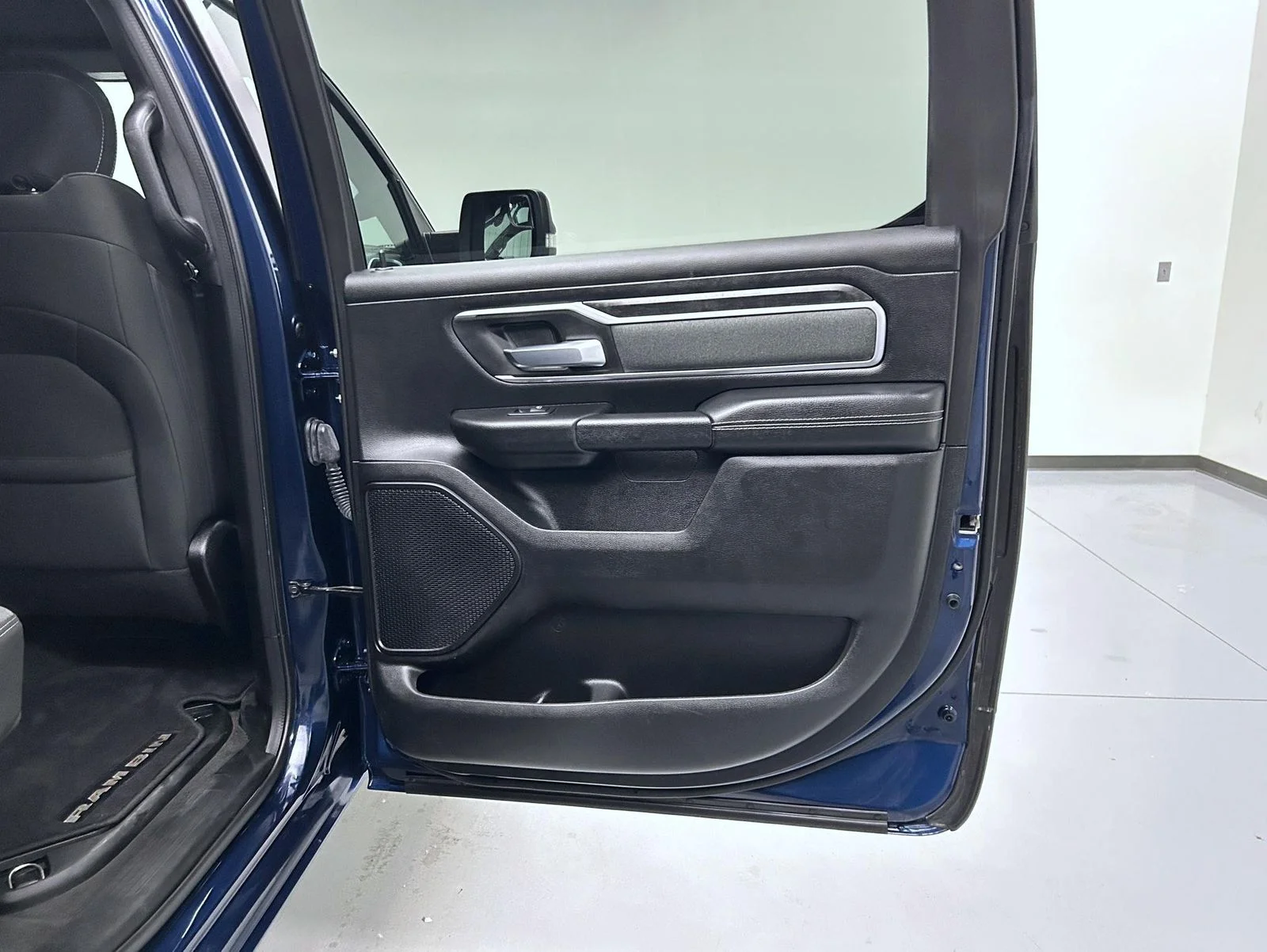 Used 2022 Blue Ram Big Horn/Lone Star image 17