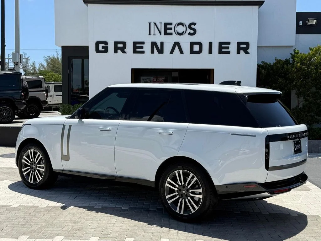 Used 2024 Fuji White Land Rover SE image 4