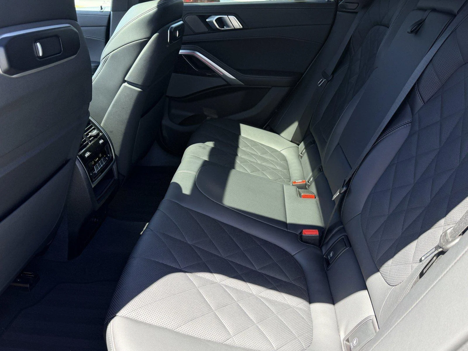 Used 2025  BMW xDrive40i image 14