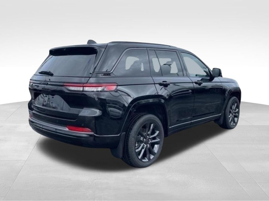 New 2026 Diamond Black Crystal Pearl-Coat Exterior Paint Jeep Limited Reserve image 5