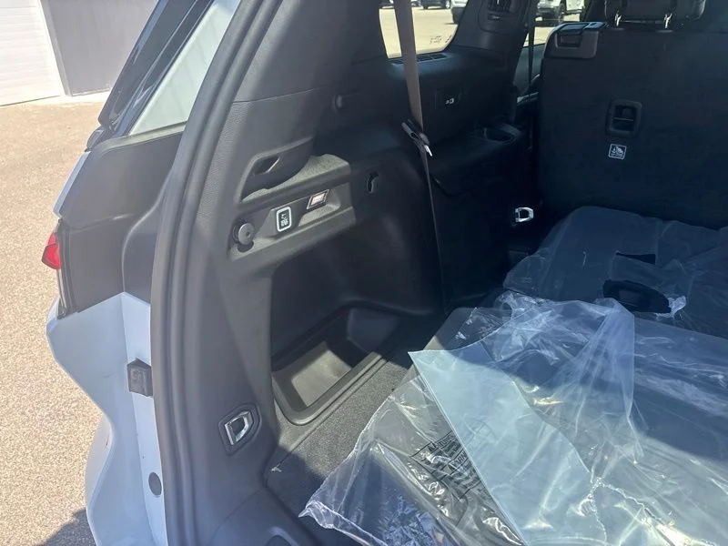 New 2026 Bright White Clear-Coat Exterior Paint Jeep Altitude image 11