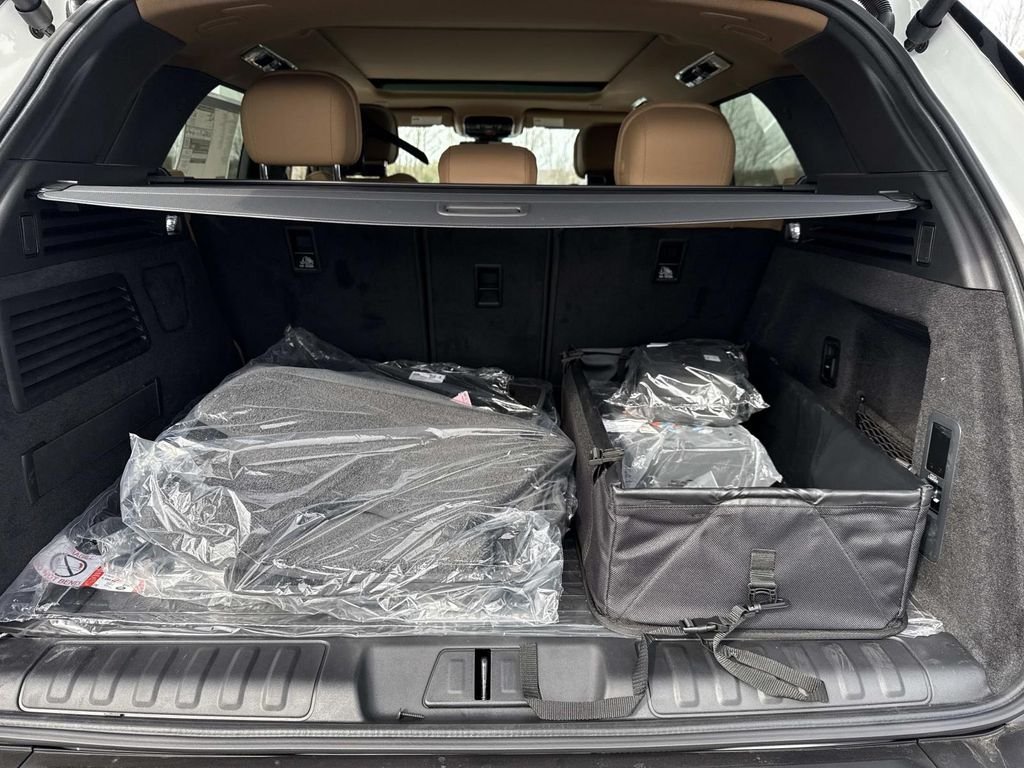 New 2026 Fuji White Land Rover SE image 15