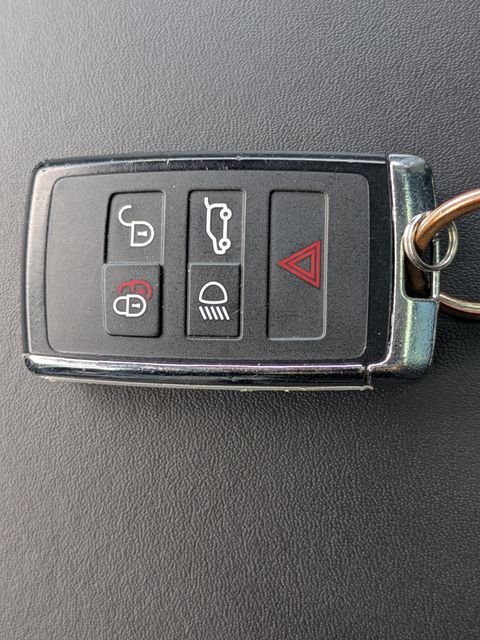 Used 2023 Black Land Rover SE Dynamic image 29