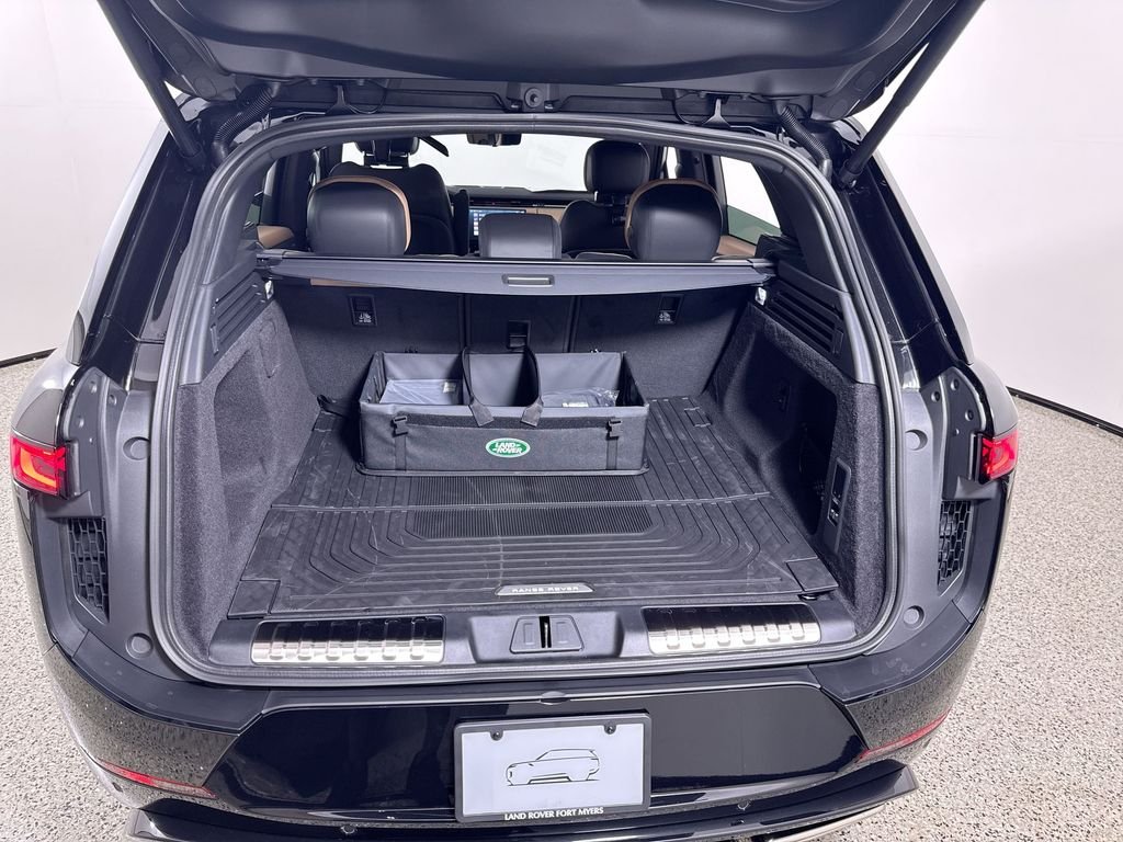 New 2027 Santorini Black Land Rover Dynamic SE image 21